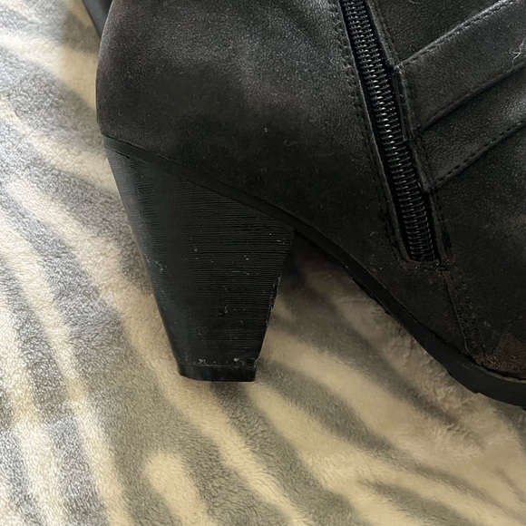 Women's Black Mid calf Boots - Picture 3 of 4